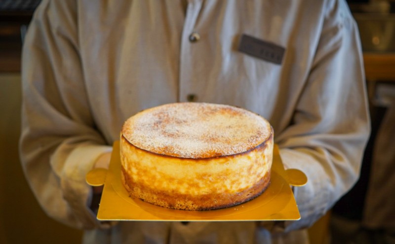 チーズケーキ バスクチーズケーキホール×1 化粧箱入り ケーキ 菓子 お菓子 バスクチーズ スイーツ ギフト