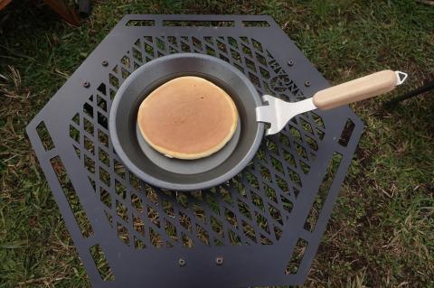 厚底クッキングプレート 24cm 専用のハンドル付属 アルミ 鉄 1枚 ガス火 IH 直火 オーブン 蓄熱性 保温皿 BBQ バーベキュー アウトドア キャンプ アドバンスコンポジット (1814)