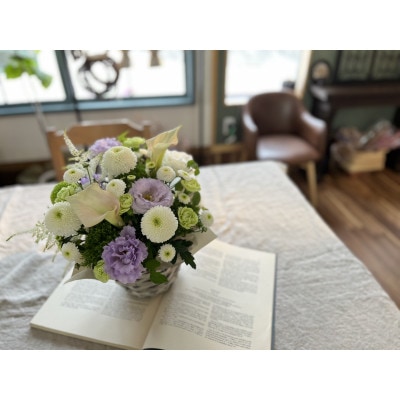 季節を感じる生花のアレンジメント　【発送予定時期:寄付後受注生産のため2～4週間後】【配送不可地域：離島】