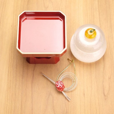 ムクガラス鏡餅【紅白梅】　赤塗三方台付き