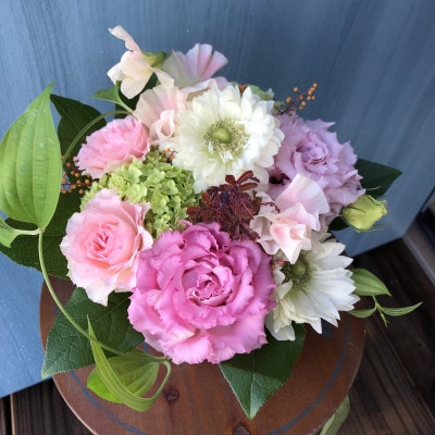 季節のおまかせフラワーアレンジメント【配送不可地域：離島・北海道・九州】