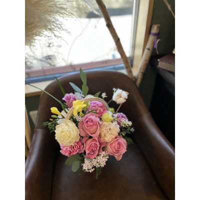 季節を感じる生花のアレンジメント　【発送予定時期:寄付後受注生産のため2～4週間後】【配送不可地域：離島】