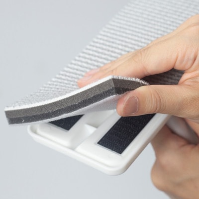 快適百貨　玄関タイルブラシスポンジつなぎ柄(ホワイト)