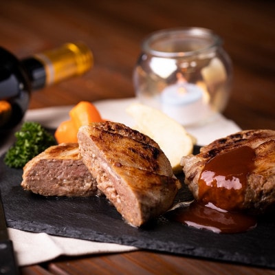 黒毛和牛「遠州夢咲牛」と遠州麦豚「極楽豚」の手造り百年ハンバーグセット【配送不可地域：離島】