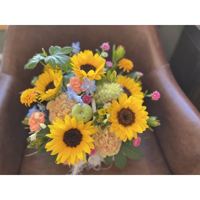 季節を感じる生花のアレンジメント　【発送予定時期:寄付後受注生産のため2～4週間後】【配送不可地域：離島】