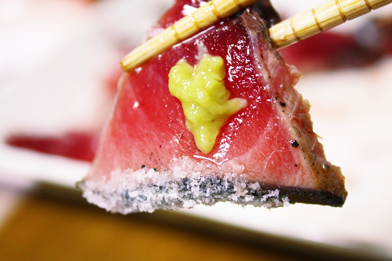 a07-169d　三保の松原の松葉で焼き上げ　わら松葉炙りかつお400ｇ