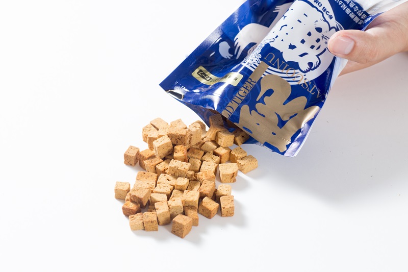 a10-1094　 無添加 犬用 おやつ「鰹犬」焼津産燻製まぐろキューブ5袋