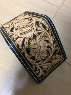 a70-004　本革フルカービング二つ折り財布