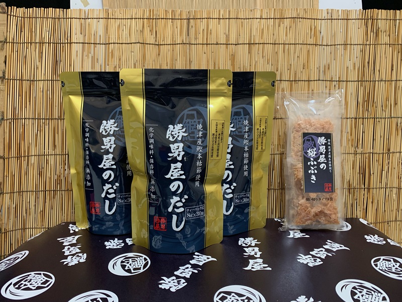 a15-361　勝男屋　の　出汁　３０袋入×３袋　鰹　削り節　セット