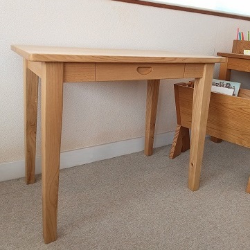 机 つくえ コンパクト デスク ダイニング テーブル 無垢材 家具 おしゃれ 人気 新生活 2人暮らし 国産 栗の木 栗材 リビング インテリア 木製 藤枝家具 木工品 日用品 遊木舎 G85