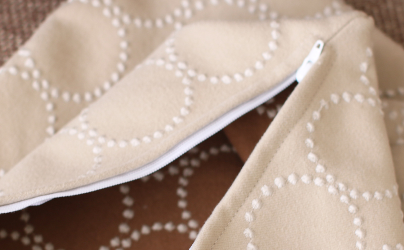 ミニクッション 長方形 タンバリン生地 エクリュ 約42×26cm ミナペルホネン 秋山木工 秋山木工株式会社 国産 静岡県 藤枝市 エクリュ