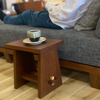 テーブル SUWARU 椅子にもなるテーブル ウォールナット材 突板 日用品 木工品 おしゃれ インテリア イス いす 椅子 サイドテーブル ナイトテーブル スツール 藤枝家具 静岡県 藤枝市 PT0047-000048