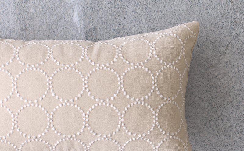 ミニクッション 長方形 タンバリン生地 エクリュ 約42×26cm ミナペルホネン 秋山木工 秋山木工株式会社 国産 静岡県 藤枝市 エクリュ