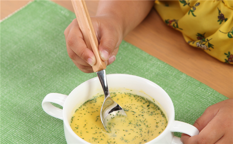 スプーン すぷうんおばちゃん の 三角 スプーン 右利き ネコ こども 持ち方 木製 食器 カトラリー 藤枝市 静岡県