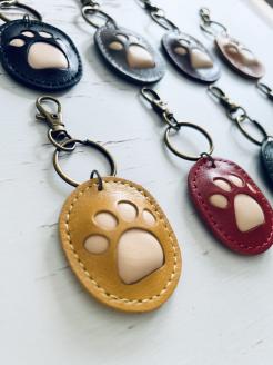 キーホルダー にく球 肉球 本革 1個 グレー 可愛い かわいい お洒落 おしゃれ アクセサリー ネコ 猫 足跡