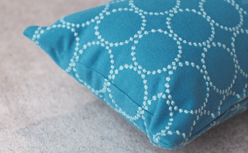 ミニクッション 長方形 タンバリン生地 ブルー 約42×26cm ミナペルホネン 秋山木工 秋山木工株式会社 国産 静岡県 藤枝市 ブルー