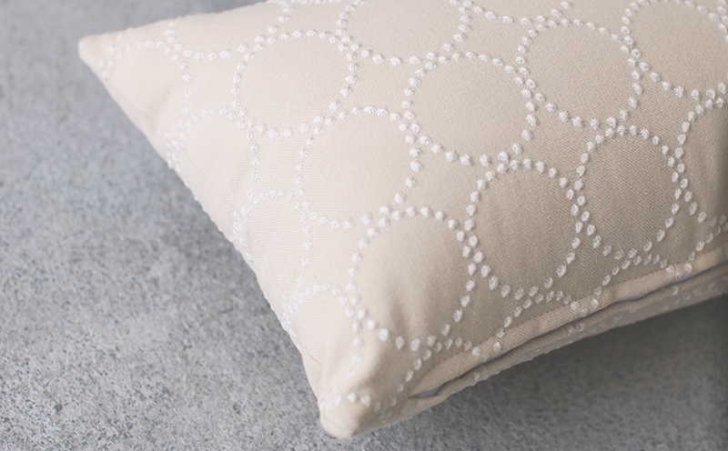 ミニクッション 長方形 タンバリン生地 エクリュ 約42×26cm ミナペルホネン 秋山木工 秋山木工株式会社 国産 静岡県 藤枝市 エクリュ