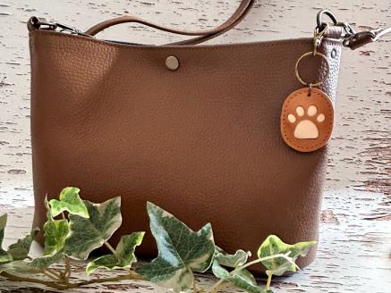 キーホルダー にく球 肉球 本革 1個 グレー 可愛い かわいい お洒落 おしゃれ アクセサリー ネコ 猫 足跡