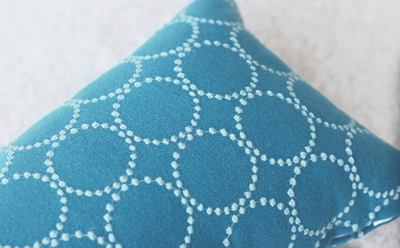 ミニクッション 長方形 タンバリン生地 ブルー 約42×26cm ミナペルホネン 秋山木工 秋山木工株式会社 国産 静岡県 藤枝市 ブルー