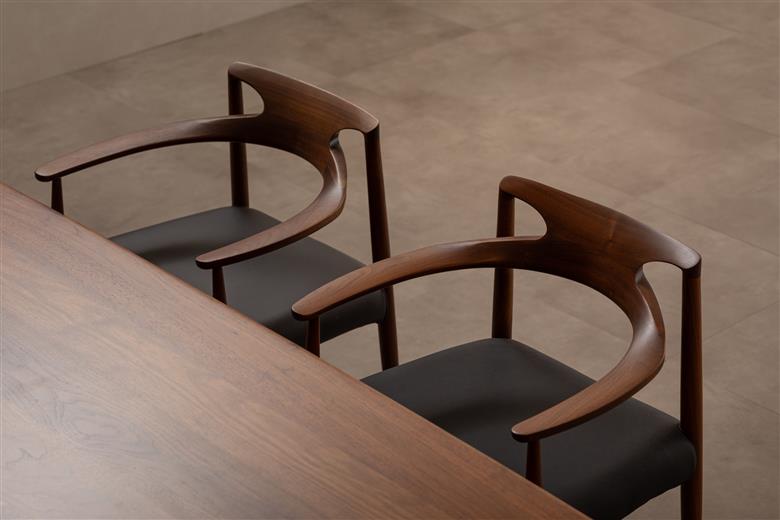 起立木工 RADIUSダイニングチェア ブラックウォールナット/布張り肘付椅子