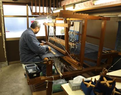 【Mサイズ×男性用：ファスナー有り】天然にこだわった自慢の逸品　【みくりや染織】正藍染手織り木綿作務衣上下一式（上衣無地・ズボン刺し子織り）