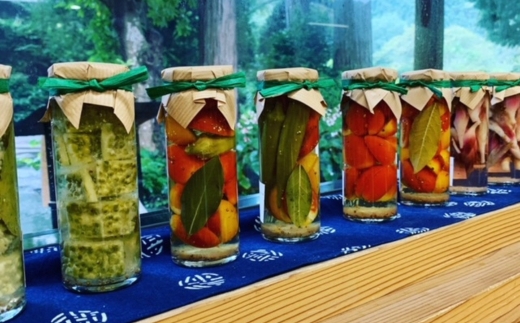 秩父宮記念公園内の畑で収穫した野菜を使った季節のピクルス 瓶詰（大2本・小2本） ｜ ピクルス ぴくるす 詰め合わせ セット 加工食品 つまみ 健康 ヘルシー漬物 寄附額 10000 10000円 1万円 以下 以内