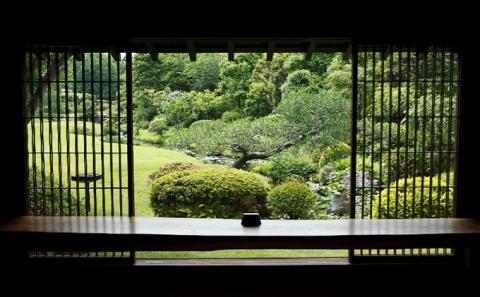 葛城 北の丸ペア宿泊券 1泊2食 饗コース＆ドリンクフリー＆お土産つき【静岡クラウンメロン富士級 1個】メロン 人気 厳選 グルメ 家族 夫婦 静岡 旅行 袋井市