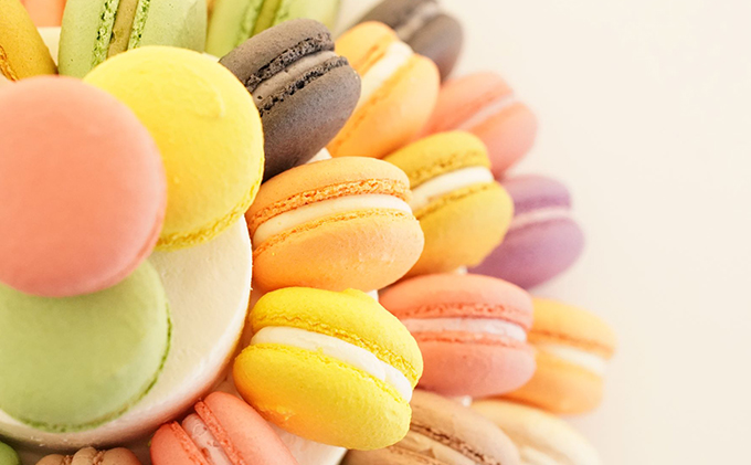 数量限定★マカロンタワー 皆さんでデコレーション 3段ロールケーキと色々なフレーバーのマカロン60個入り 豪華 お祝い おやつ 洋菓子 人気 厳選 袋井市