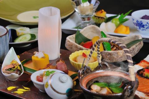 修善寺絆+　本格会席に舌鼓　夕食時飲み放題付　本館和洋室ご宿泊プラン　１頭２名様ご宿泊券　40-008