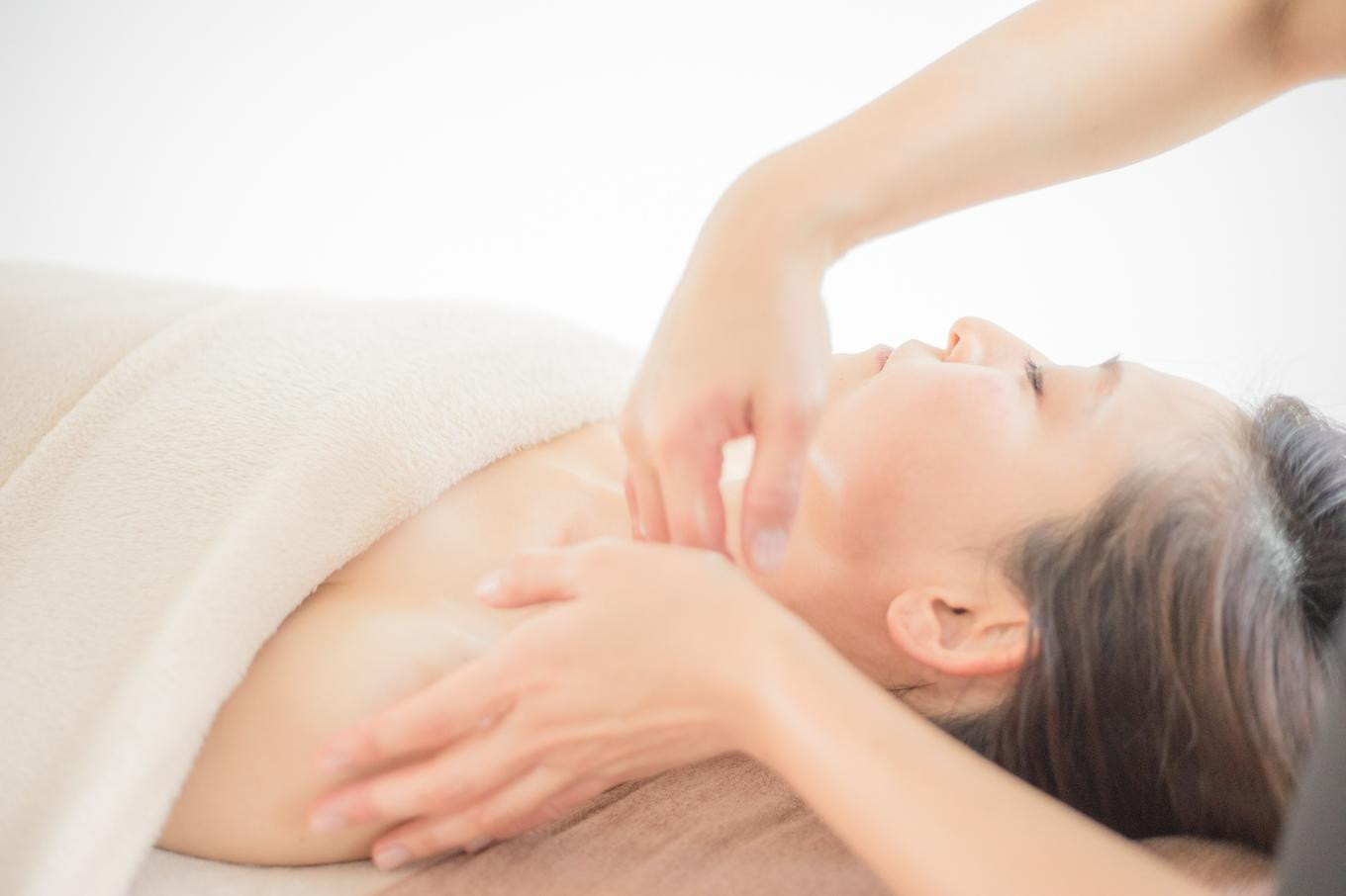 【自然療法サロンミモザ】白びわの葉を使用したハマム浴＋フェイシャルエステ60分コース（白びわオイル付き） 063-001