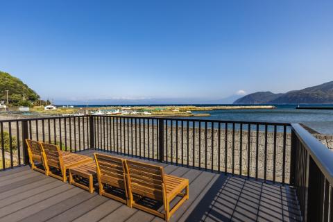 マリンベース西伊豆サイト利用券5,500円分＋薪詰め放題1杯分 【 キャンプ CAMP キャンプ場 富士山 海 駿河湾 眺望 眺め 自然 関東 近郊 おすすめ 釣り 穴場 芝サイト 】