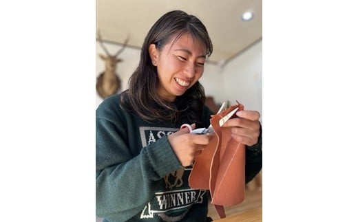 14-004　猟師と鹿革サコッシュ作り体験　2名様