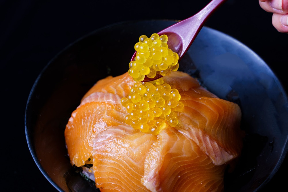 【数量限定】 清流の女王！あまごの黄金イクラ（白醤油づけ）【いくら イクラ サーモン あまご 天城 川魚 紅姫 サツキマス 清流 湧き水 大型化 刺身 サーモンピンク 脂 清流の女王 釣り人 甘味 美味 絶賛 しずおか食セレクション 養殖魚 塩漬け 絶品 縁起 プレゼント】