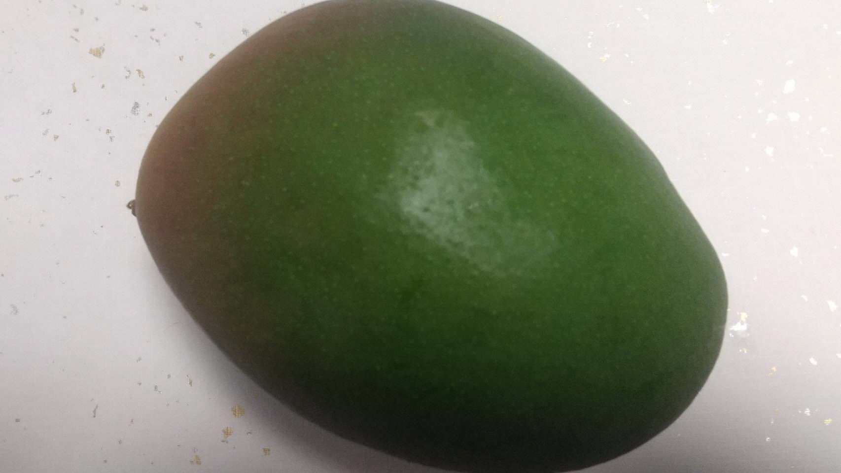 大きな緑色のマンゴー(キーツ)1個