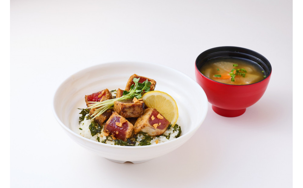 【年内発送】【大容量】日光丸自慢の一本釣りカツオ使用！カツオシーステーキ約1,200g（約400g ×3）特製ステーキソース付き  鰹  冷凍 小分け 大容量  時短  便利 個包装 おつまみ おかず 惣菜 晩ごはん 加工品 カツオ 鰹  魚  焼くだけ