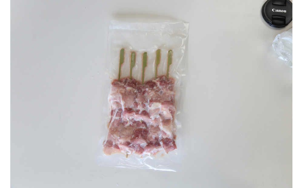 遠州地鶏一黒シャモ使用！こだわりの焼き鳥串10本×3袋セット総量　約900g　地鶏 軍鶏 しゃも 冷凍 送料無料 もも むね 生肉 美味しい ヘルシー お取り寄せ 贅沢 記念日 お中元 お歳暮 自宅用 家庭用 国産