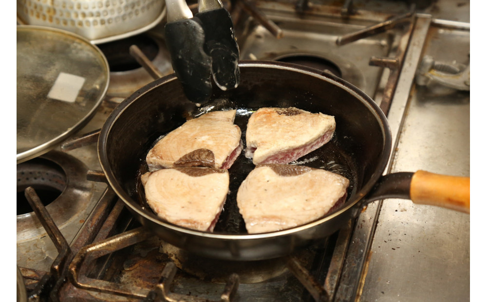 【年内発送】【大容量】日光丸自慢の一本釣りカツオ使用！カツオシーステーキ約1,200g（約400g ×3）特製ステーキソース付き  鰹  冷凍 小分け 大容量  時短  便利 個包装 おつまみ おかず 惣菜 晩ごはん 加工品 カツオ 鰹  魚  焼くだけ