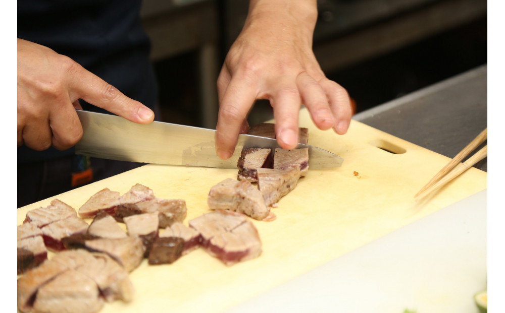 【年内発送】【大容量】日光丸自慢の一本釣りカツオ使用！カツオシーステーキ約1,200g（約400g ×3）特製ステーキソース付き  鰹  冷凍 小分け 大容量  時短  便利 個包装 おつまみ おかず 惣菜 晩ごはん 加工品 カツオ 鰹  魚  焼くだけ