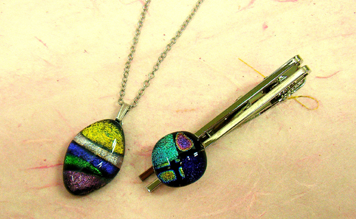 西伊豆ガラス「夫婦アクセサリー（ネックレス＆タイピン）」 伊豆 ガラス 工芸品 アクセサリー ネックレス  ネクタイピン 夫婦 お揃い クリパ 黄金崎クリスタルパーク ネックレス＆タイピン