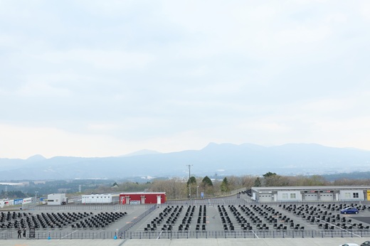 J13【2026年4月11日（土）開催】「富士山花火 vs スピードウェイ2026」 パドックパノラマエリア リクライニングチェア 1名