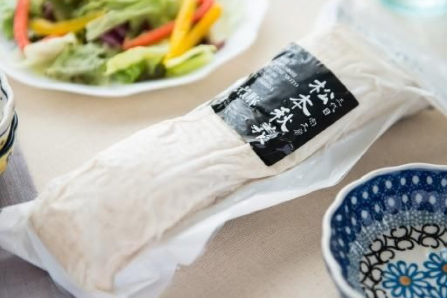 【三代目！肉工房 松本秋義】まっ白煮豚400g×1 [吉田ハム工場 静岡県 吉田町 22424667] 煮豚 松本秋義 冷凍 食品 豚肉 豚バラ肉 チャーシュー ブロック 焼き豚 肉 角煮 豚角煮 保存料 おつまみ おかず つまみ