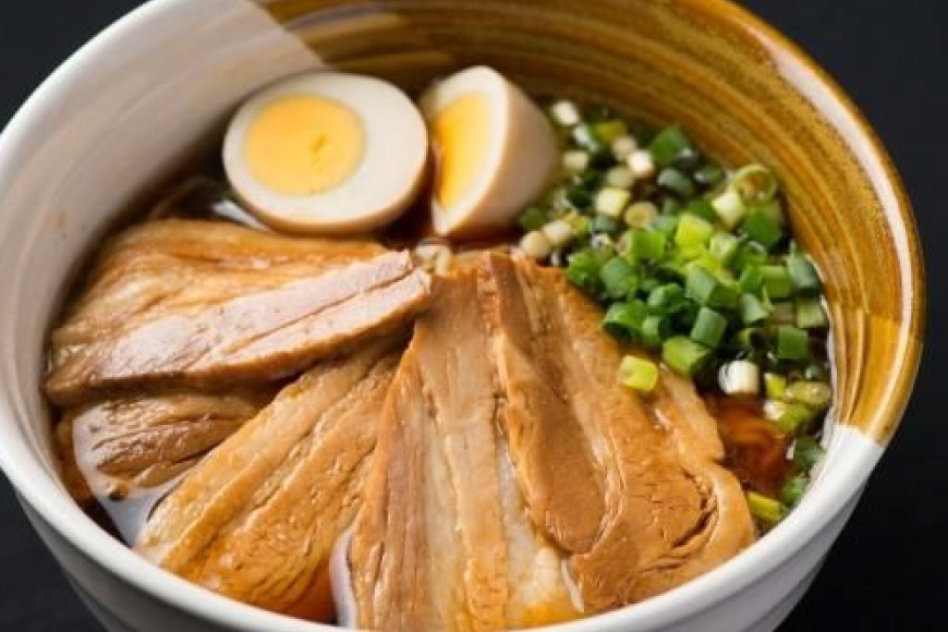 【三代目！肉工房 松本秋義】まっ黒煮豚400g×4 [吉田ハム工場 静岡県 吉田町 22424665] 煮豚 松本秋義 冷凍 食品 豚肉 豚バラ肉 チャーシュー ブロック 焼き豚 肉 角煮 豚角煮 保存料 おつまみ おかず つまみ