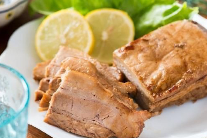 【三代目！肉工房 松本秋義】まっ黒煮豚400g×4 [吉田ハム工場 静岡県 吉田町 22424665] 煮豚 松本秋義 冷凍 食品 豚肉 豚バラ肉 チャーシュー ブロック 焼き豚 肉 角煮 豚角煮 保存料 おつまみ おかず つまみ