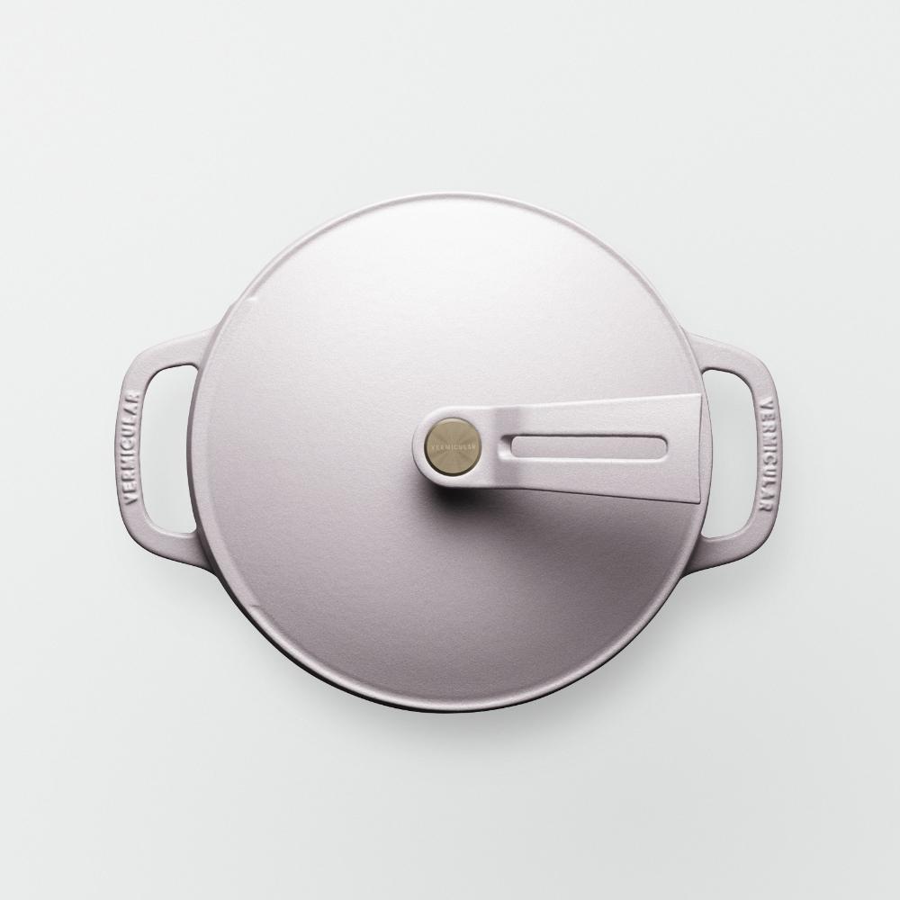 バーミキュラ オーブンポット2 18cm（マットクラウドピンク） | 鍋 なべ ホーロー鍋 調理器具 キッチン用品 VERMICULAR ガス火 ガス IH IH対応 エナメル加工 高級感 おしゃれ 無水調理 煮込み 蒸し 焼き 長持ち ギフト プレゼント 人気 おすすめ 送料無料