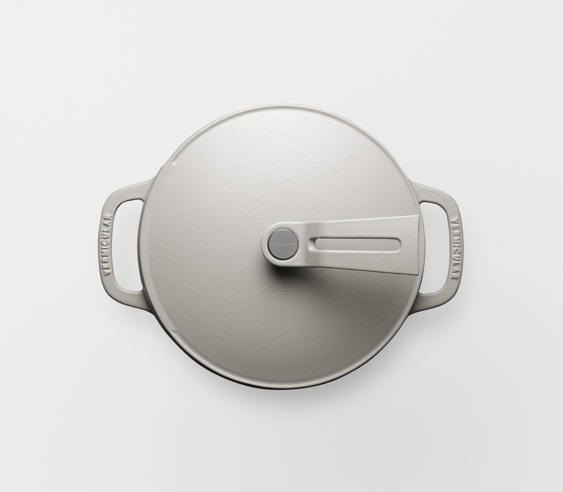 バーミキュラ オーブンポット2 18cm 浅型（マットリネンベージュ／セルフスタンディングリッド） | 鍋 なべ ホーロー鍋 調理器具 キッチン用品 VERMICULAR ガス火 ガス IH IH対応 エナメル加工 高級感 おしゃれ 無水調理 煮込み 蒸し 焼き 長持ち ギフト プレゼント 人気 おすすめ 送料無料