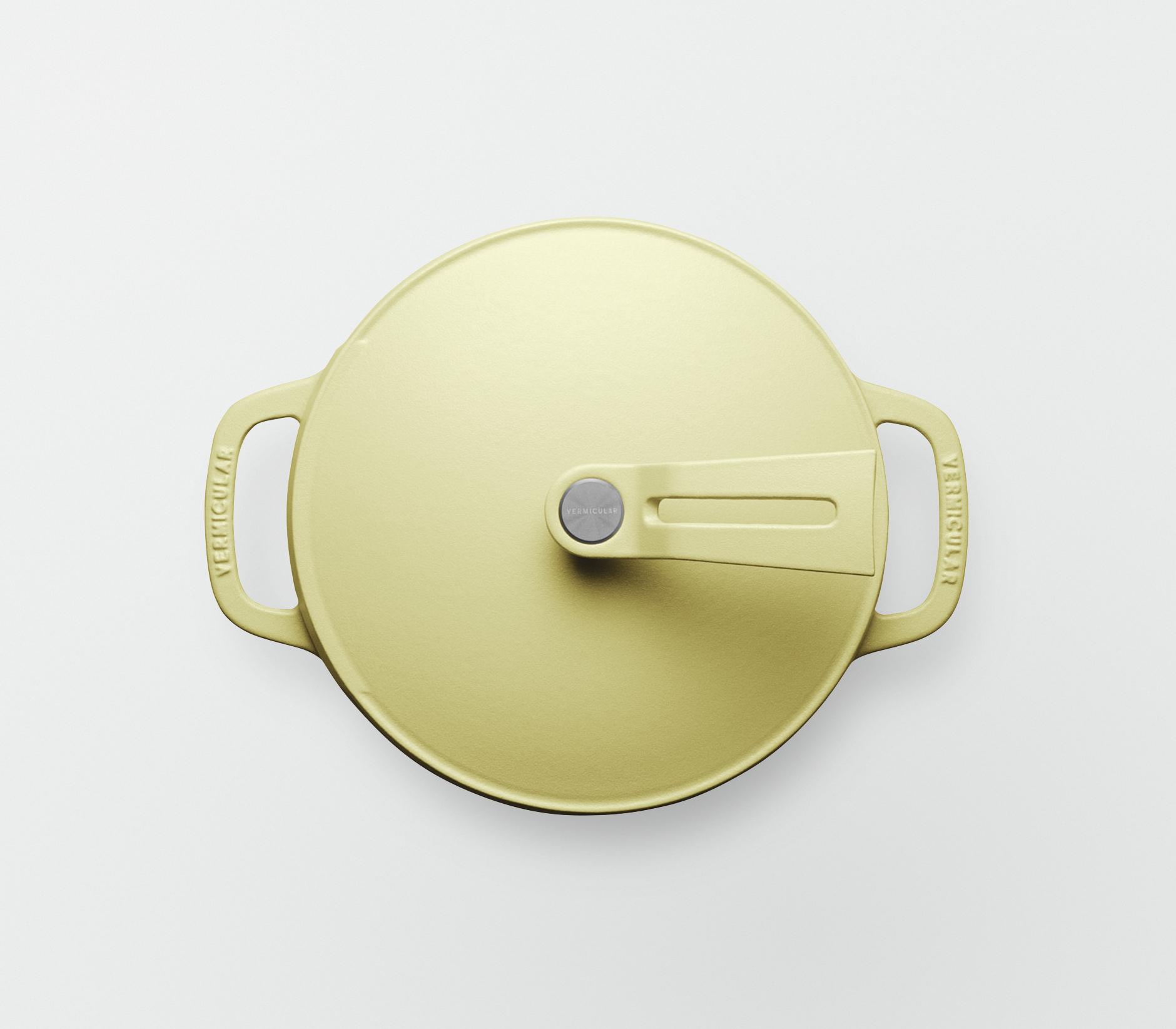 バーミキュラ オーブンポット2 18cm 浅型（マットカモミールイエロー／セルフスタンディングリッド） |鍋 なべ ホーロー鍋 調理器具 キッチン用品 VERMICULAR ガス火 ガス IH IH対応 エナメル加工 高級感 おしゃれ 無水調理 煮込み 蒸し 焼き 長持ち ギフト プレゼント 人気 おすすめ 送料無料