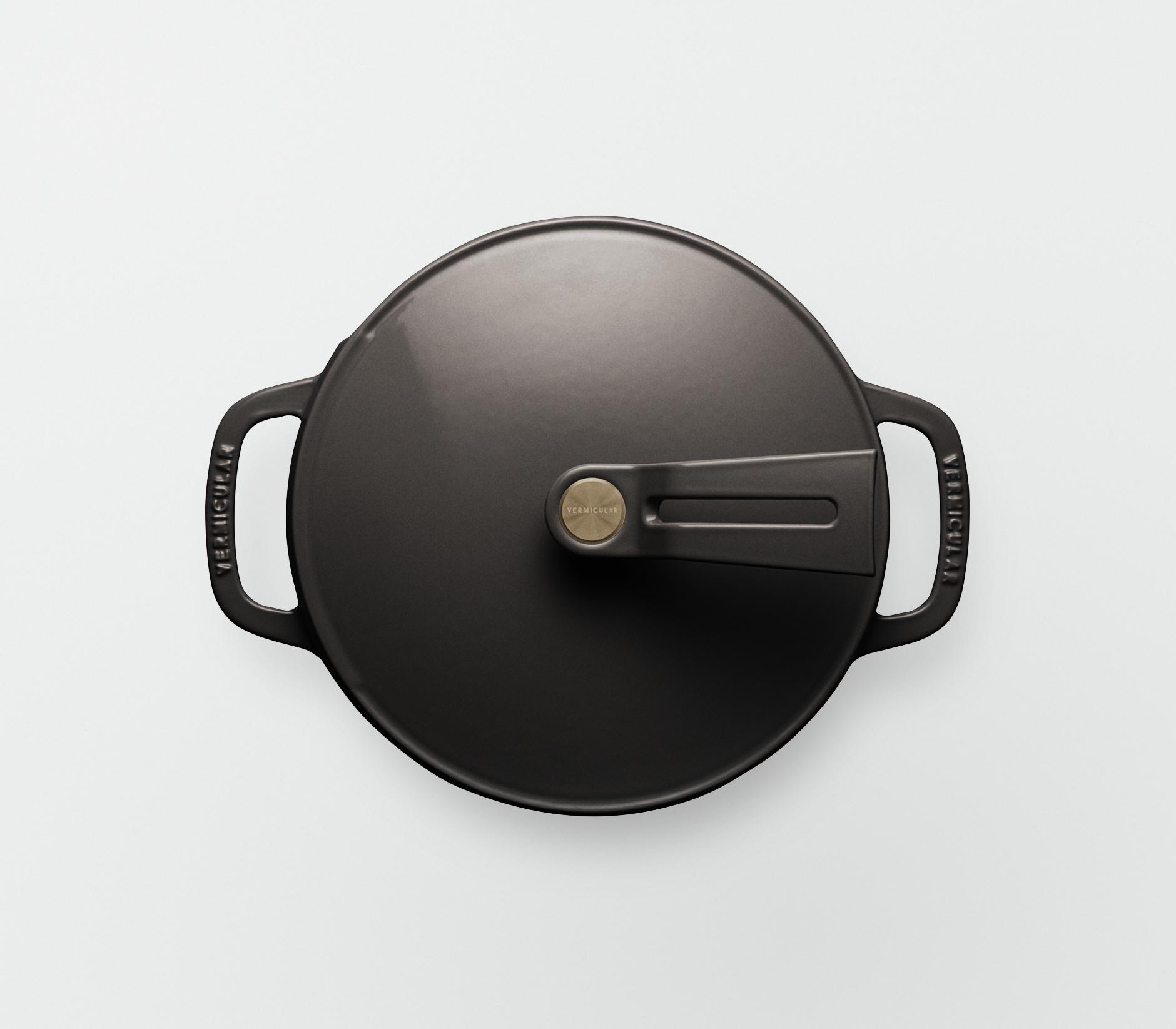 バーミキュラ オーブンポット2 18cm 浅型（ヘーゼルナッツブラウン／セルフスタンディングリッド） | 鍋 なべ ホーロー鍋 調理器具 キッチン用品 VERMICULAR ガス火 ガス IH IH対応 エナメル加工 高級感 おしゃれ 無水調理 煮込み 蒸し 焼き 長持ち ギフト プレゼント 人気 おすすめ 送料無料