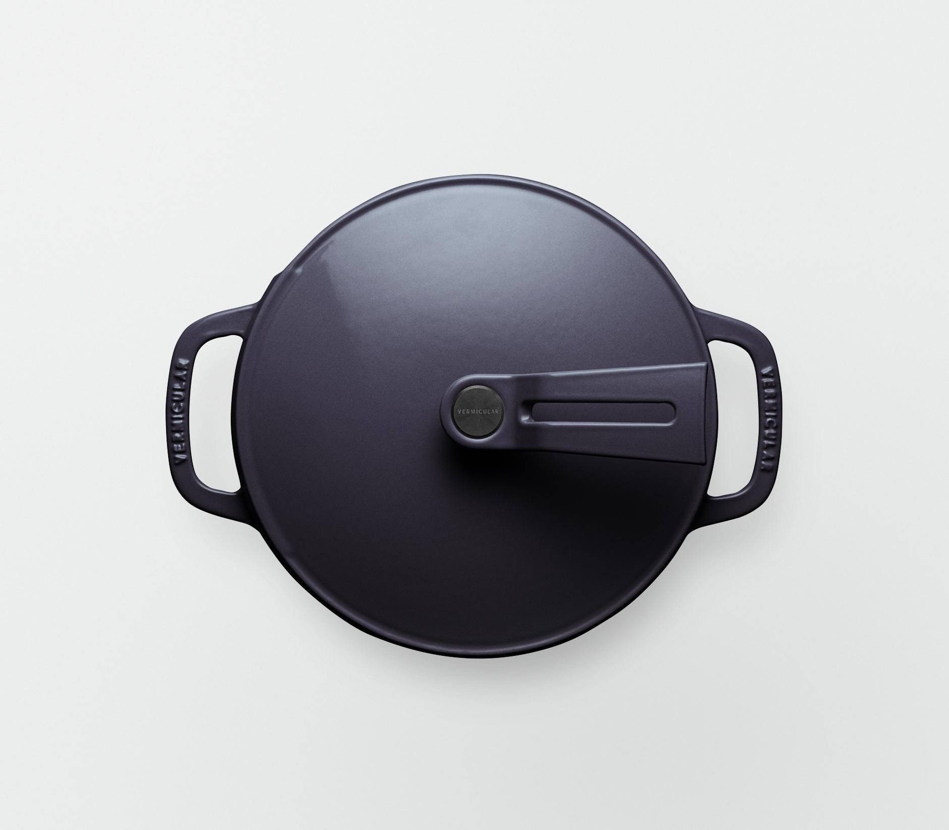 バーミキュラ オーブンポット2 18cm 浅型（オーシャンネイビー／セルフスタンディングリッド） | 鍋 なべ ホーロー鍋 調理器具 キッチン用品 VERMICULAR ガス火 ガス IH IH対応 エナメル加工 高級感 おしゃれ 無水調理 煮込み 蒸し 焼き 長持ち ギフト プレゼント 人気 おすすめ 送料無料