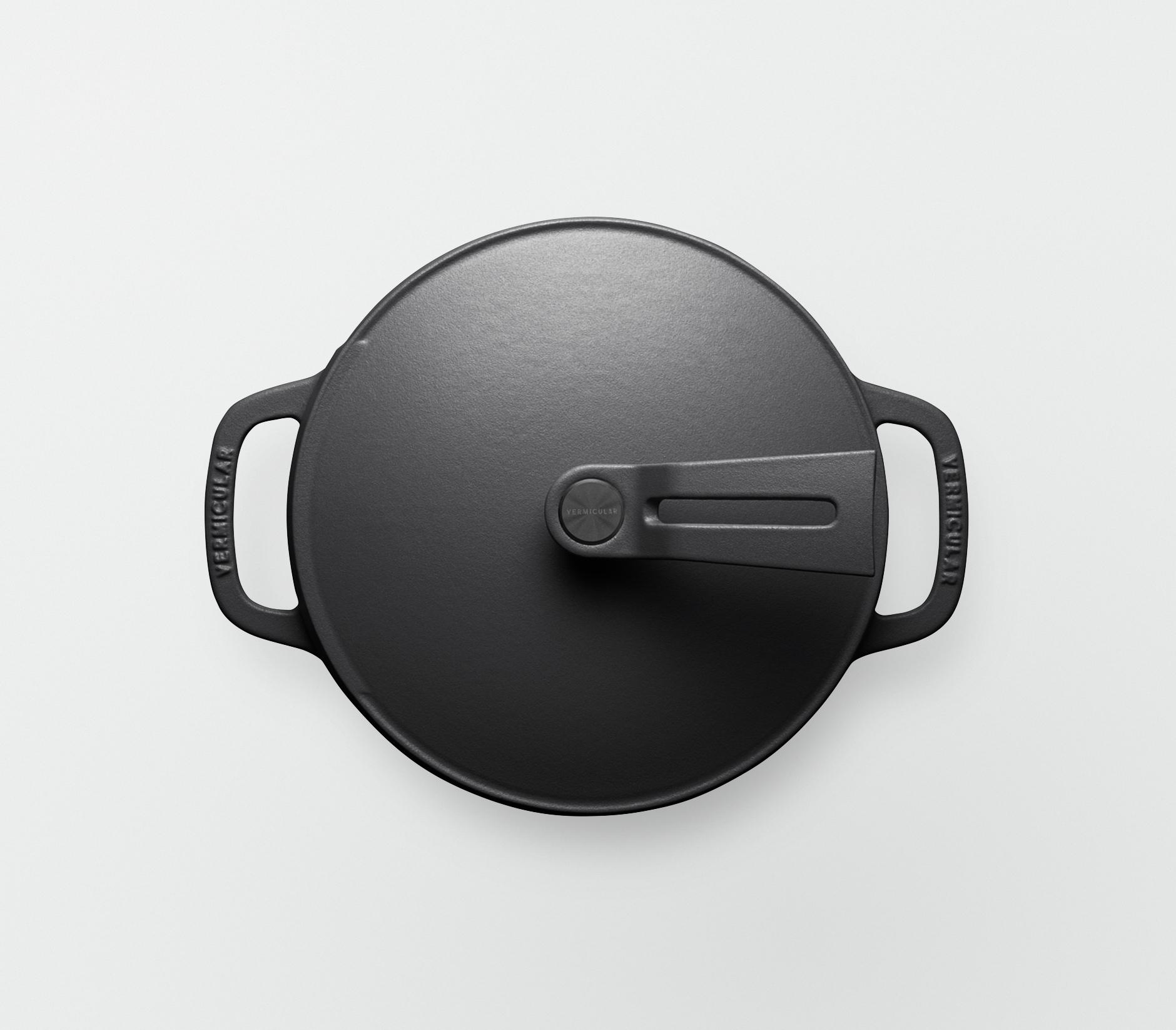 バーミキュラ オーブンポット2 18cm 浅型（マットブラック／セルフスタンディングリッド） | 鍋 なべ ホーロー鍋 調理器具 キッチン用品 VERMICULAR ガス火 ガス IH IH対応 エナメル加工 高級感 おしゃれ 無水調理 煮込み 蒸し 焼き 長持ち ギフト プレゼント 人気 おすすめ 送料無料