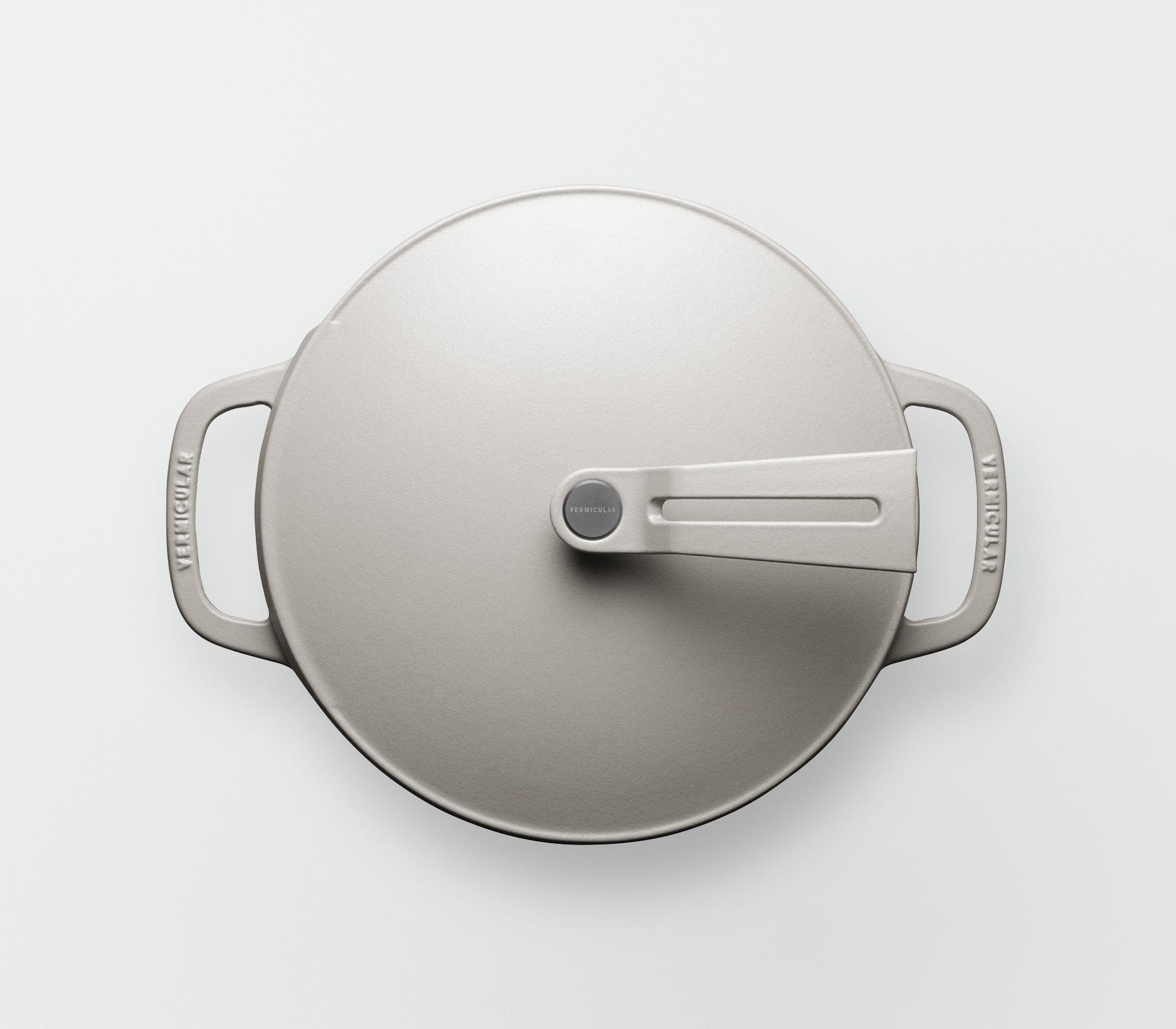 バーミキュラ オーブンポット2 22cm 浅型（マットリネンベージュ／セルフスタンディングリッド） | 鍋 なべ ホーロー鍋 調理器具 キッチン用品 VERMICULAR ガス火 ガス IH IH対応 エナメル加工 高級感 おしゃれ 無水調理 煮込み 蒸し 焼き 長持ち ギフト プレゼント 人気 おすすめ 送料無料